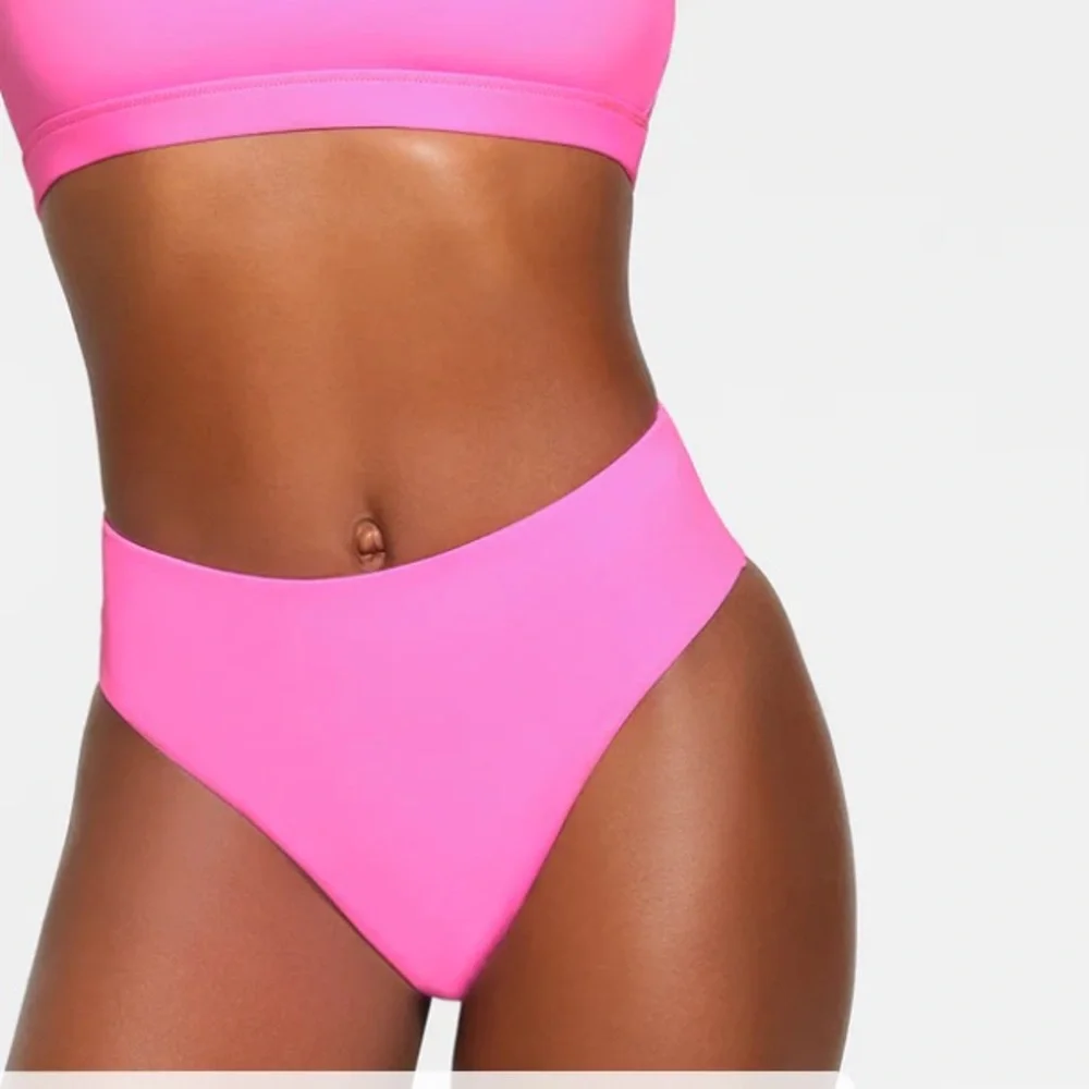 SKIMS SIGNATURE SWIM MID WAIST BIKINI BOTTOM DUNE CROCODILE PRINT M